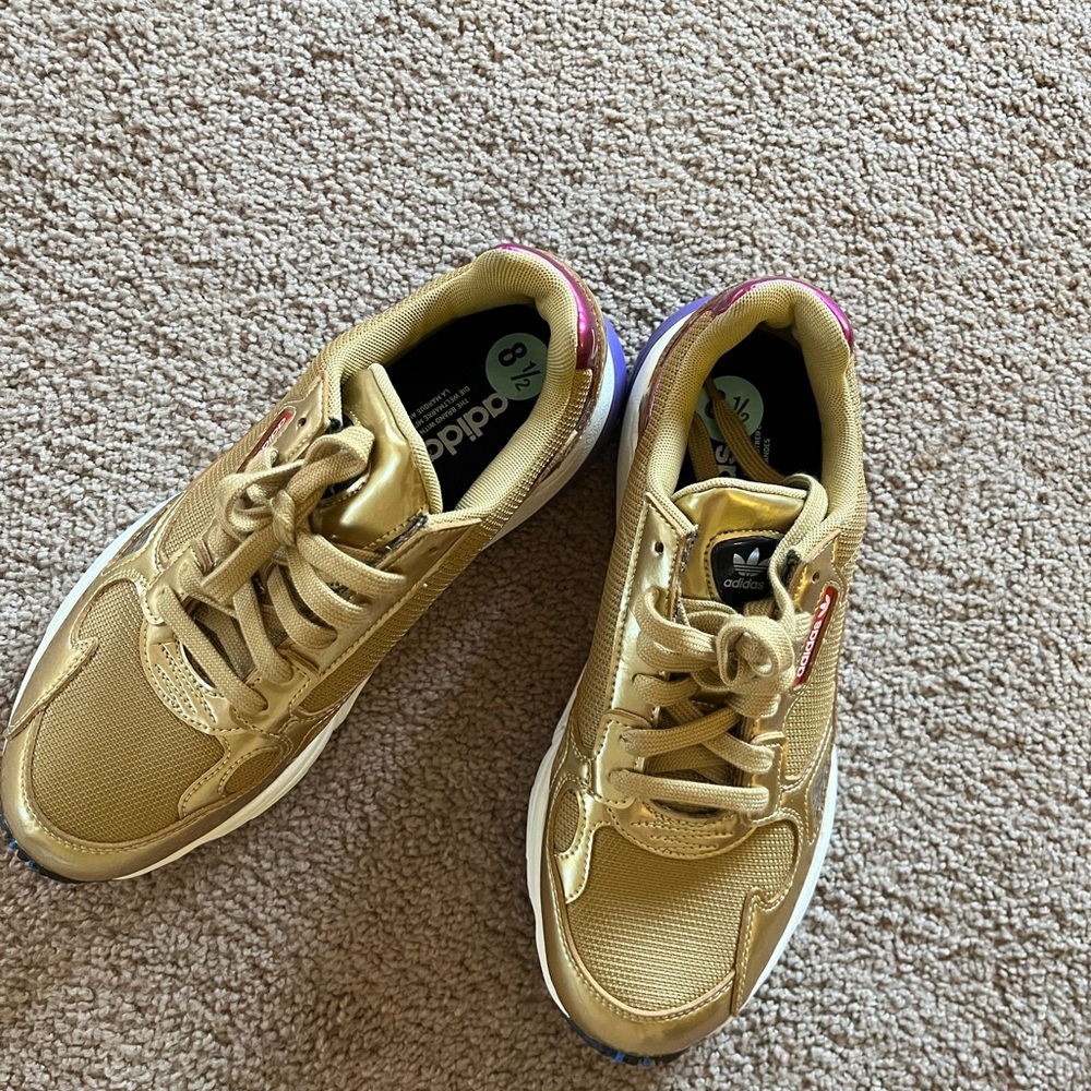 Size 8.5 women WORN ONCE